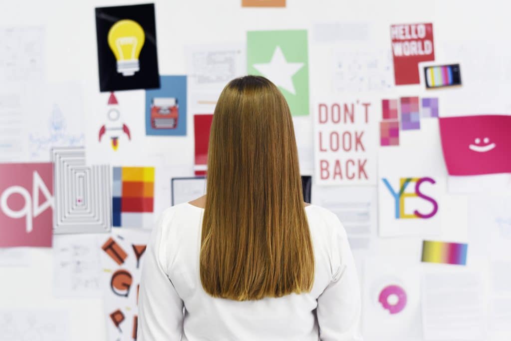 Kvinde foran Vision Board